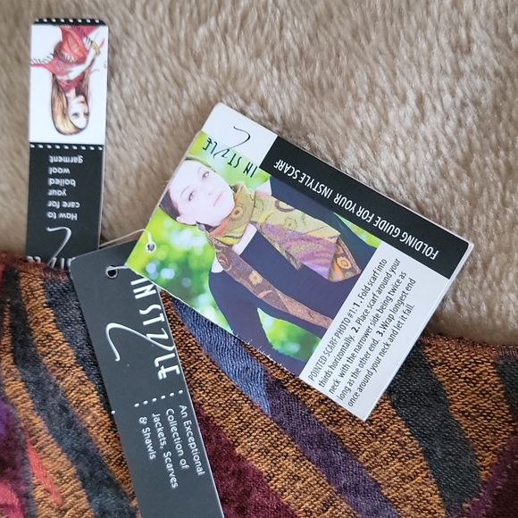 Pointed scarf in plum by in style. - Picture 3 of 4